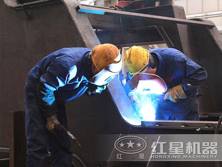 車間生產(chǎn)加工移動(dòng)破碎機(jī)，每一臺(tái)設(shè)備都是匠心打造