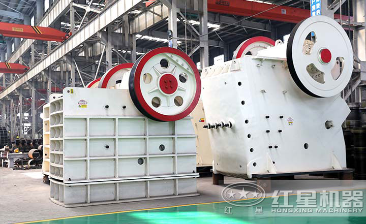 顎式破碎機(jī)實(shí)拍圖，型號(hào)多樣，價(jià)格在10-80萬之間